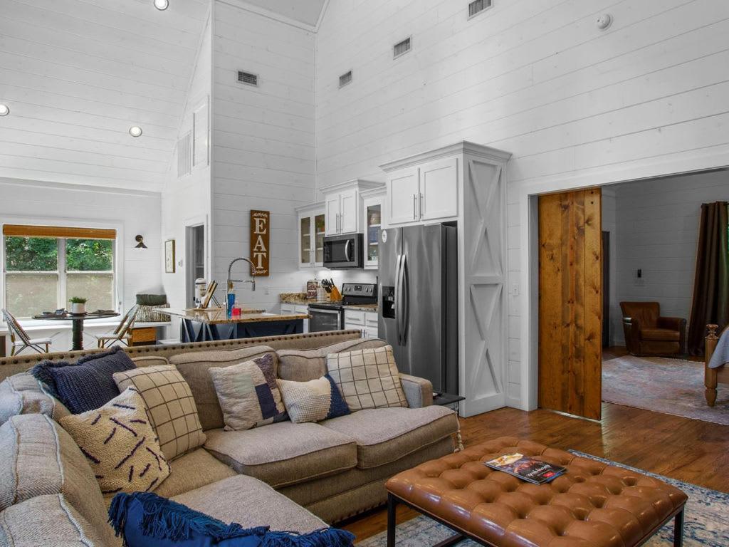 Stunning Luxury Cabin W Hot Tub And Fire Pit Holy Shiplap Is Perfect Romantic Couples Getaway Broken Bow Eksteriør bilde